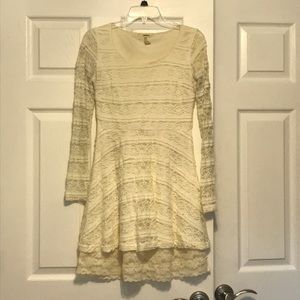 Long-sleeved lace short dress
